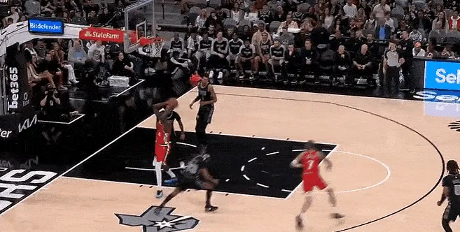 排面！安东尼是仅有横跨NCAA/NBA Live/2K封面的球员