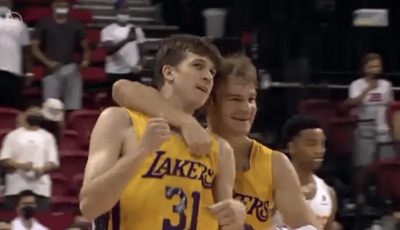 價值所在！巴特勒拼下前場籃板 助攻追夢突破上籃