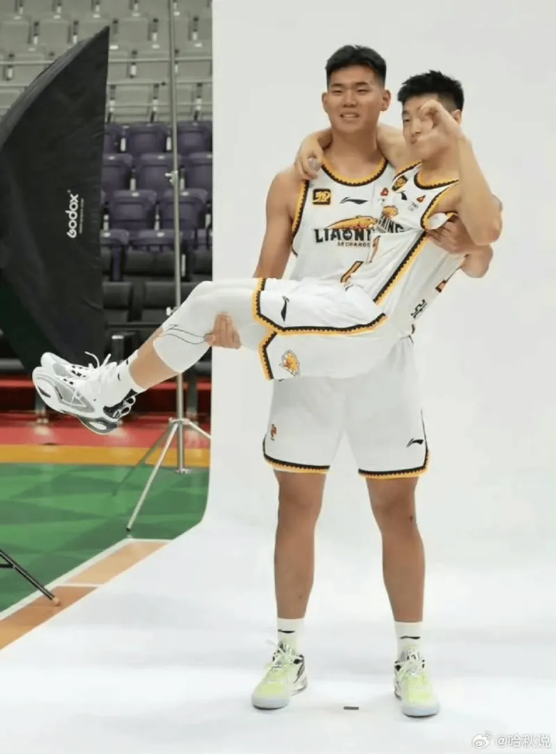 西甲联赛免费高清直播＋实时赛程积分榜＋竞彩预测全覆盖（2025赛季）流言板]解说员：张峻豪、黄秋实加盟西甲毕尔巴鄂征战西班牙U22联赛