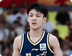 手感下滑！徐杰半场8投2中，三分7中1得到5分1篮板2助攻