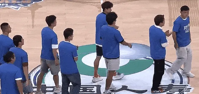 [流言板]北京国安来到现场为北京男篮加油，赛前一起在中场唱国歌
