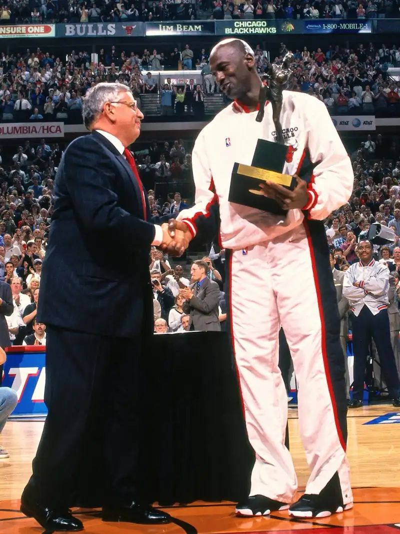 SLAM回顾历史：28年前的今天，乔丹荣膺个人第五座常规赛MVP