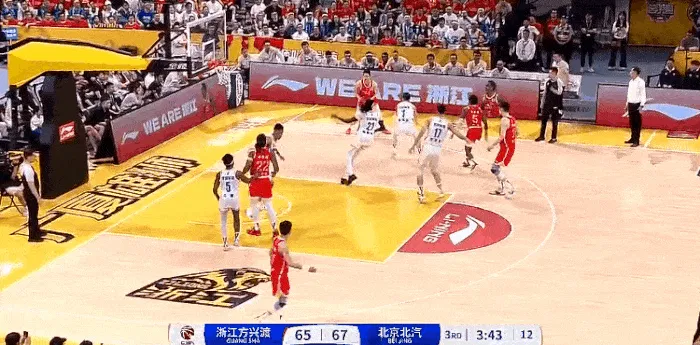 前巴薩球員穆尼爾從伊朗撤離，向記者展示路上濃煙四起的照片