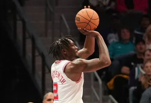 挺身而出！詹姆斯連中2記三分幫助球隊(duì)擴(kuò)大領(lǐng)先穩(wěn)住局勢(shì)