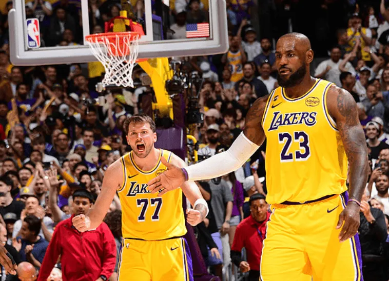 [流言板]兩年前的今天詹姆斯30分&戴維斯17+20，湖人4