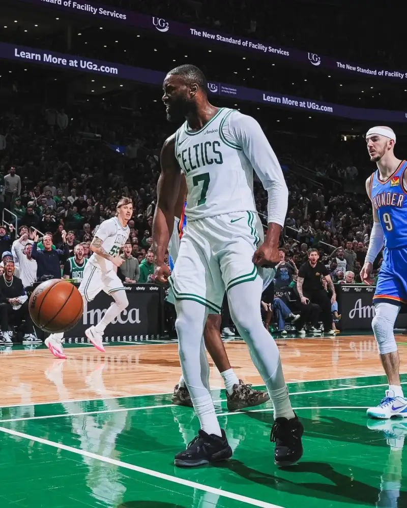 拉亞本場對陣熱刺數據：4次撲救全場最多，評分8.3