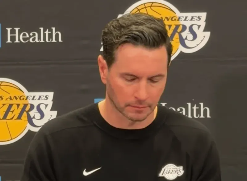 巴薩全隊(duì)更衣室內(nèi)合影慶祝奪冠，拉菲尼亞手指繃帶+調(diào)皮吐舌