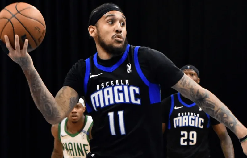 [流言板]勇記分享昨日更衣室：隊醫面無表情，庫里等人在外靜靜等待