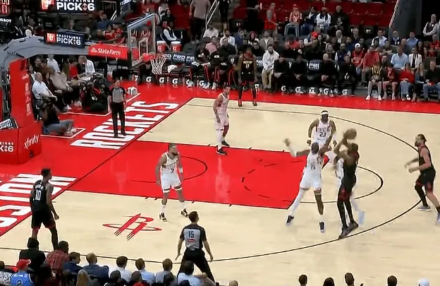 [流言板]杜兰特运球迎着两人扑防，干拔三分命中开局4投1中-NBA-火箭专区-虎扑社区
