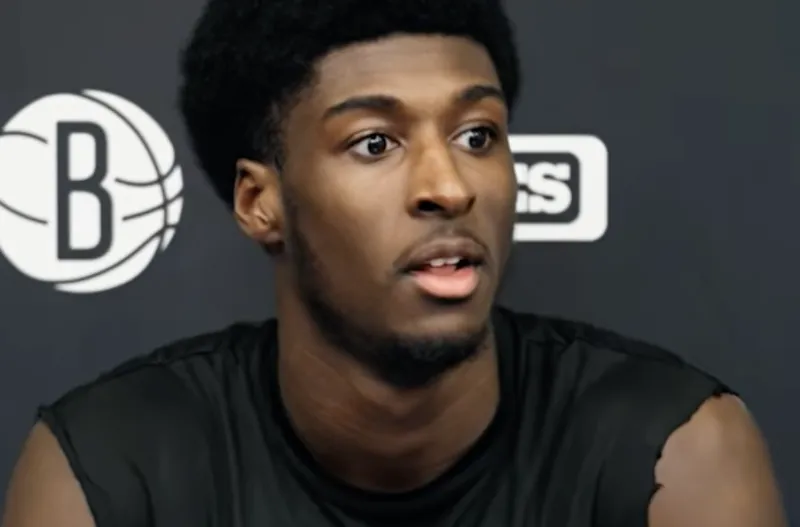 ??追夢打湖人時又在替補席大發雷霆 庫里在一旁盯著看