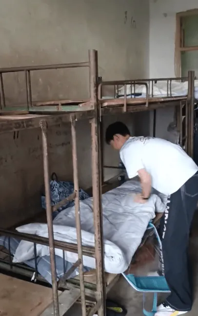 教体局关于中学宿舍铁床生锈木门破烂情况的通报