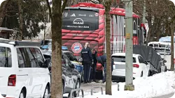 拜仁球队大巴训练基地外擦碰私家车，警方介入处理事故