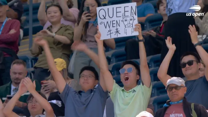 [流言板]这梗过不去了！现场球迷举应援牌：QUEEN WEN 牛来 4回复/ 0亮1736 浏览