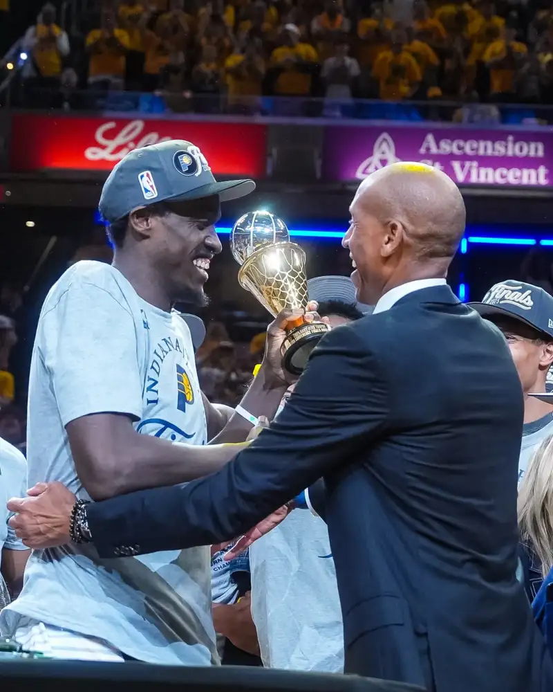 步行者官媒晒照：西亚卡姆在去年东决中夺得MVP