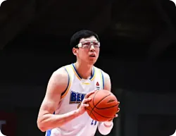 周琦半场7投6中，三分1中0、罚球3中1得到13分7篮板2盖帽