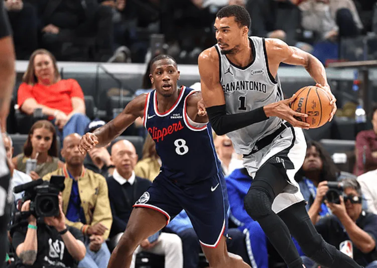 記者:目前聯(lián)盟內(nèi)部普遍認(rèn)為詹姆斯將至少再打一個(gè)賽季 記者:目前聯(lián)盟內(nèi)部普遍認(rèn)為詹姆斯將至少再打一個(gè)賽季