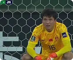 U23国足丢掉第4球时，李昊无奈蹲地+摇头