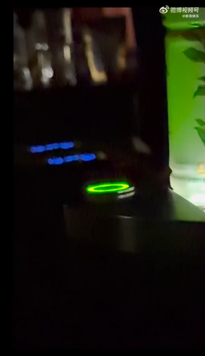 网友新加坡偶遇林俊杰与女友看电影，系公布恋情后首度同框