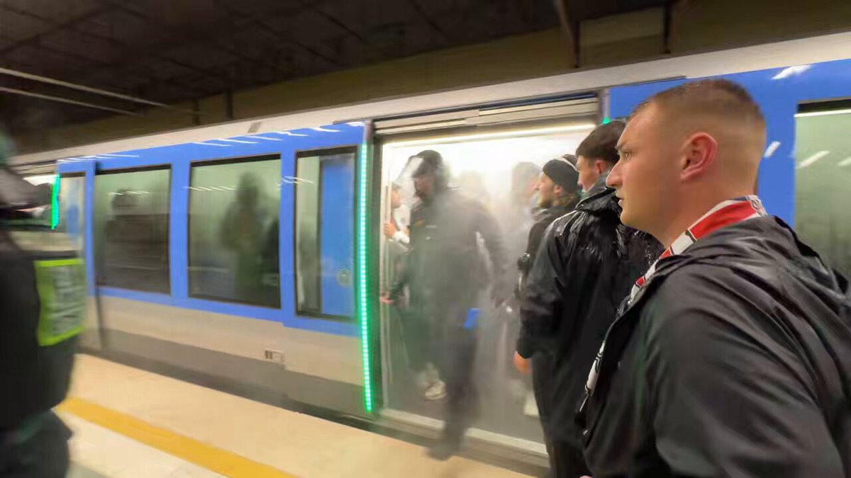 赛前巴黎球迷地铁燃放烟雾弹被警方驱赶，只能步行前往安联