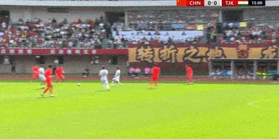 向余望禁区头球攻门高出横梁_门将出击击打到头部