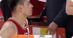 贾明儒失去防守位置后拉拽桑普森，随后领到违体犯规