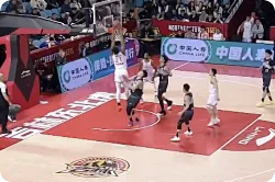 怀特塞德接张镇麟妙传空接暴扣，随后又打成2+1造成违体