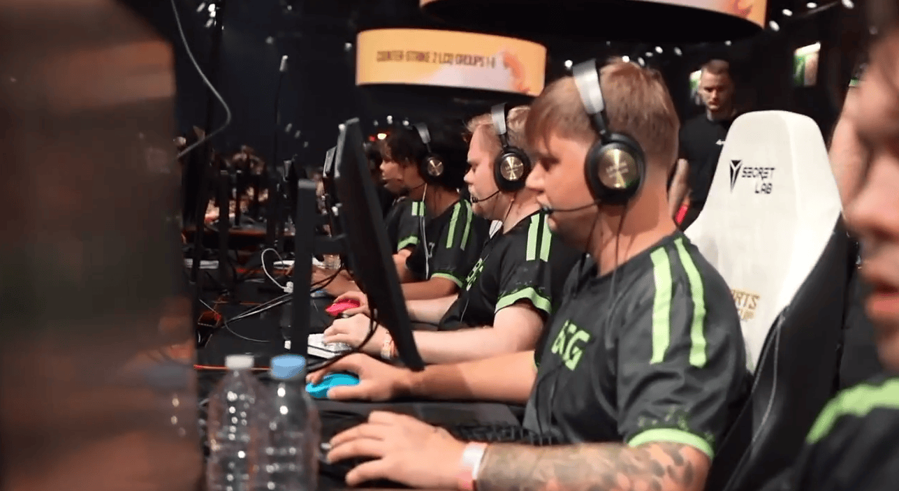 EWC：双森之力！Senzu与s1mple双人四杀拿下手枪局