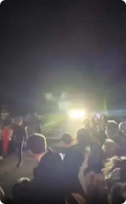 萨利巴和加布在离开训练中心时，与枪迷庆祝夺冠