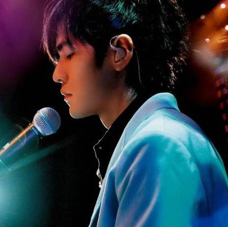 我是男的,我觉得一个月收入一万多,七夕送女朋